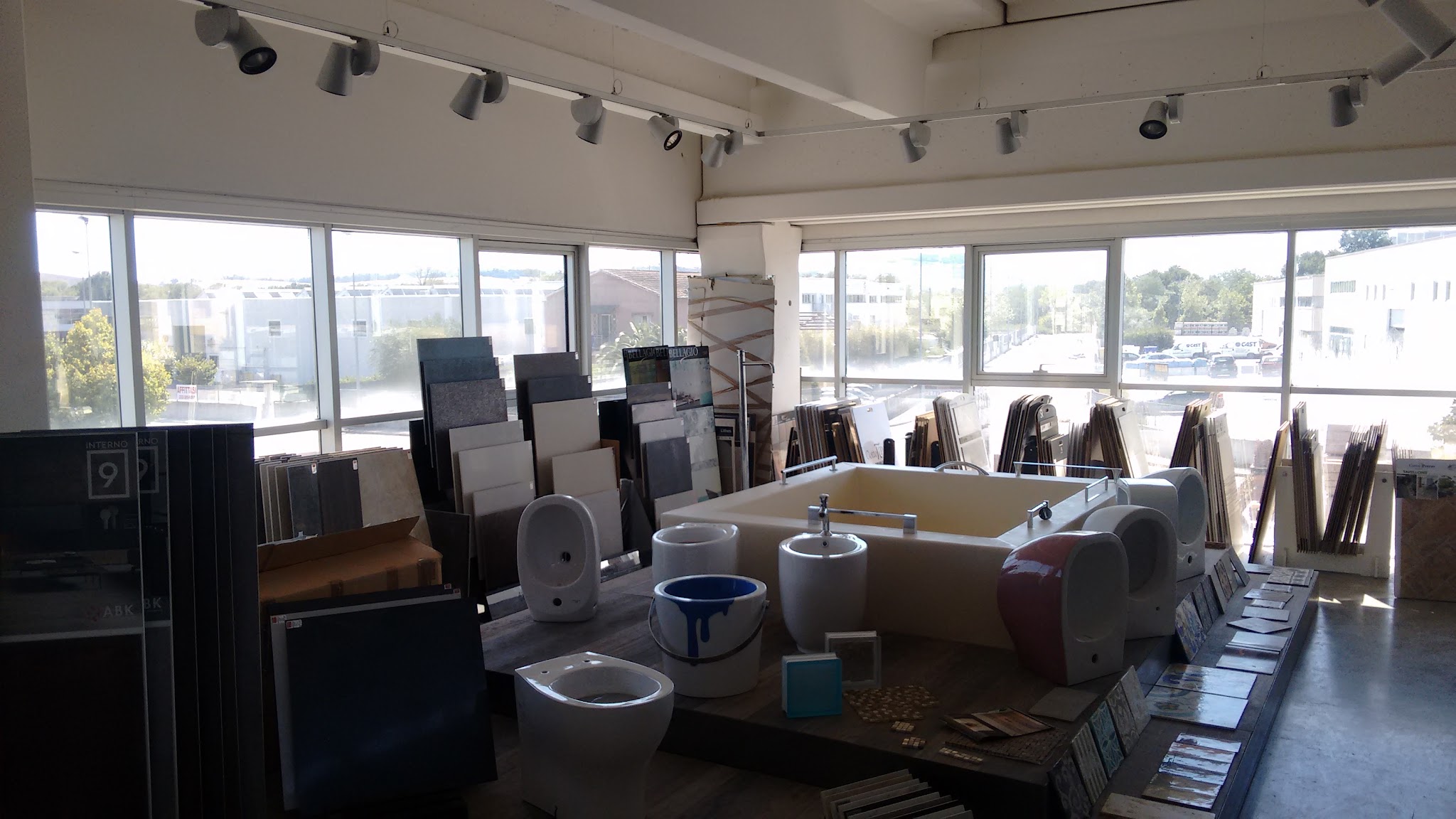 Showroom Domus Edilizia con pavimenti e arredo bagno
