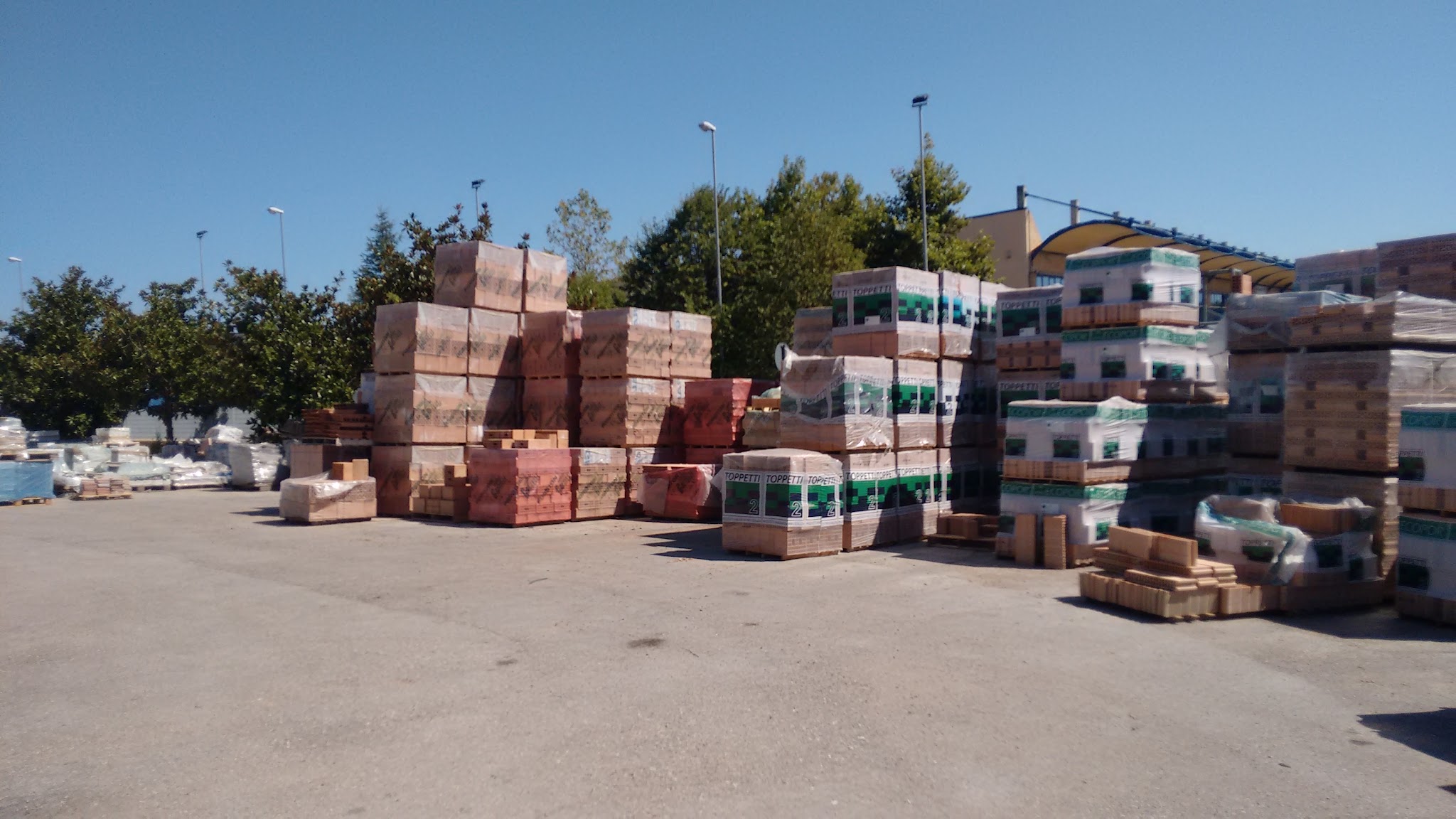 Piazzale con materiali da costruzione