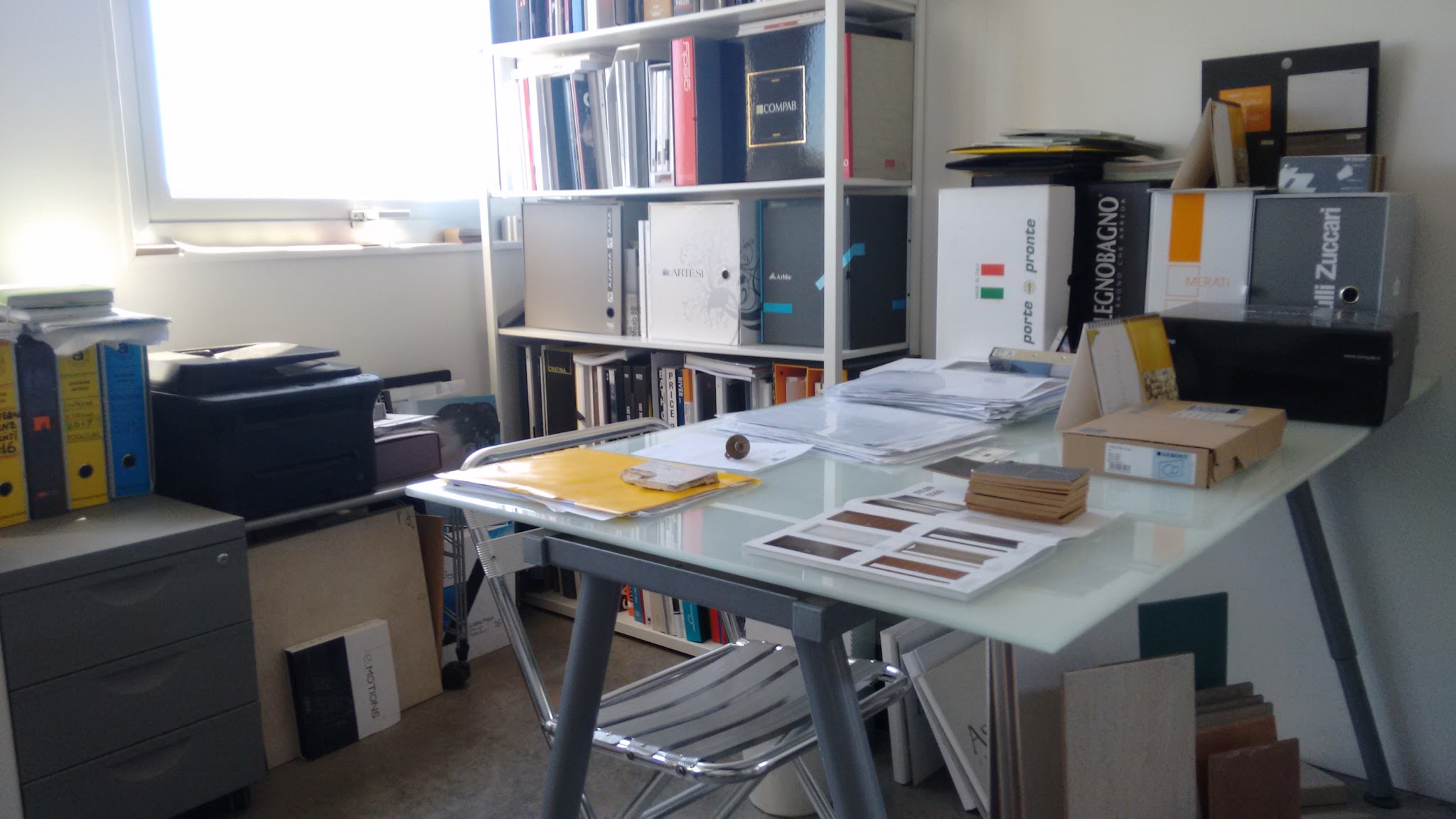 Area consulenza campioni nello showroom Domus Edilizia